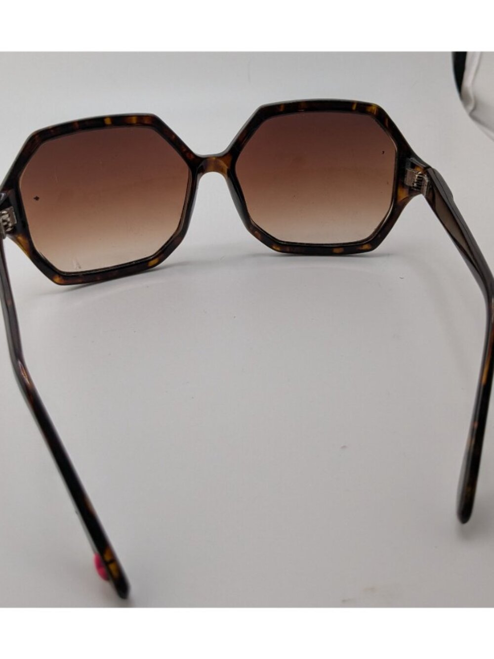 Betsey Johnson Oversized Tortoise Sunglasses With Gradient Brown Lenses - Picture 2 of 5
